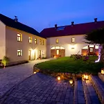 Dvur Stran & Wellness 3* Karlovy Vary