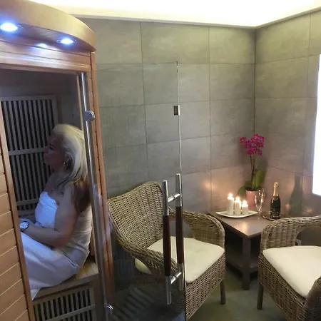 Dvur Stran & Wellness 3*