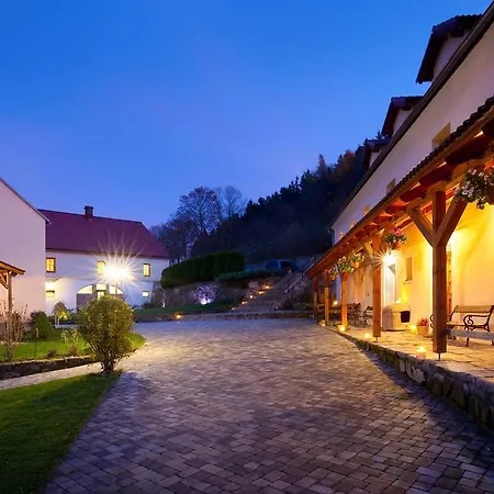 Dvur Stran & Wellness Vendégház Karlovy Vary